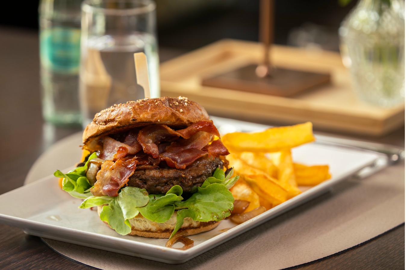Homemade Burger mit Bacon und Pommes im Passions Restaurant Bad Homburg