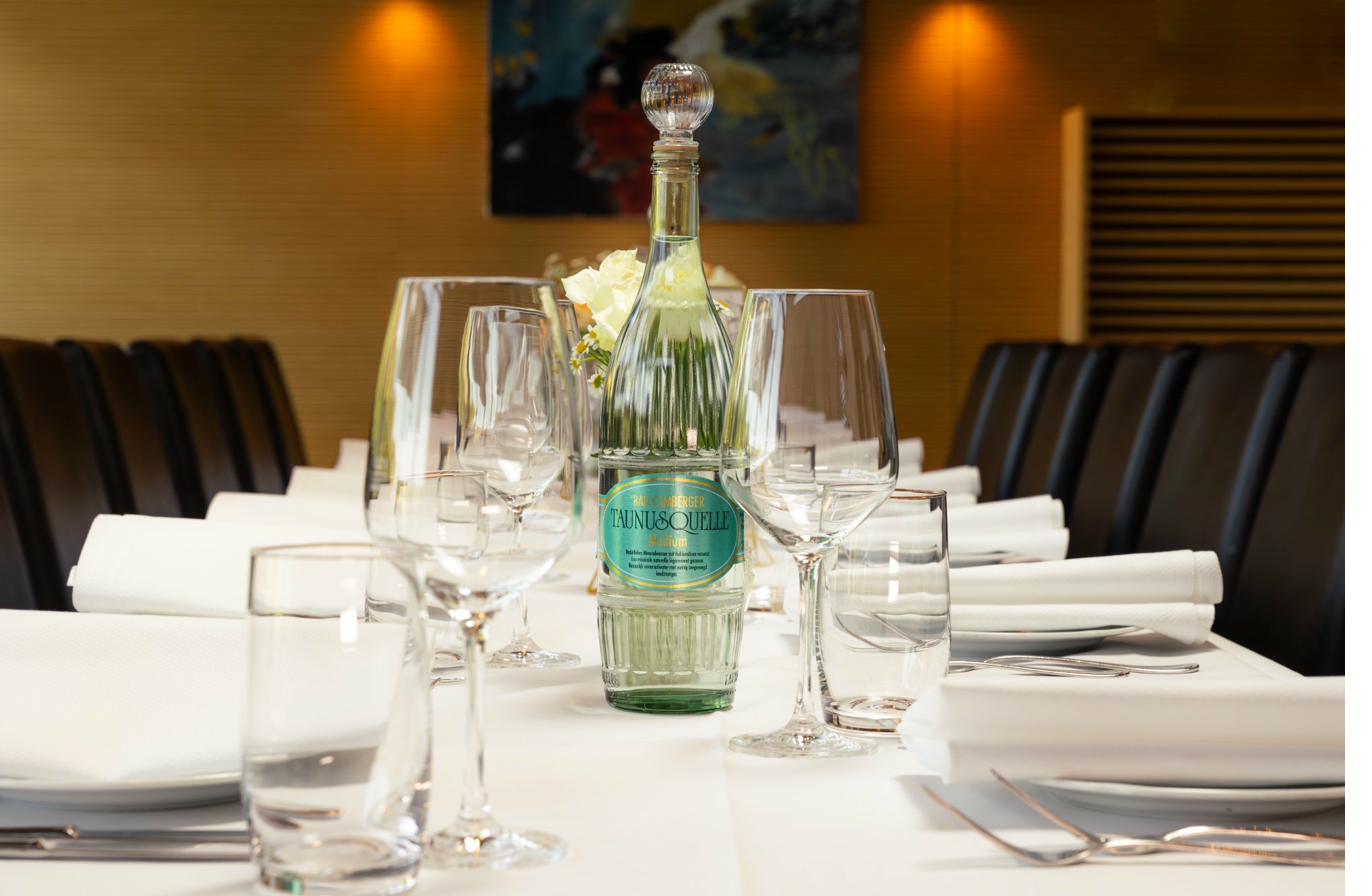 Festlich gedeckte Tafel im Kaminzimmer des Passions Restaurants für private Feiern