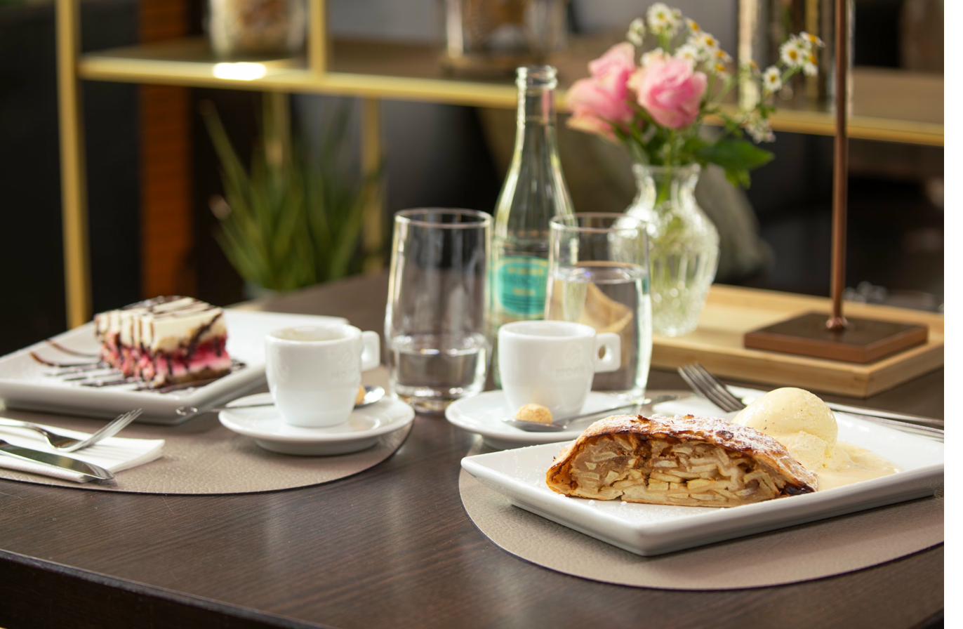 Hausgemachter Apfelstrudel und Himbeertiramisu – Desserts im Passions Restaurant