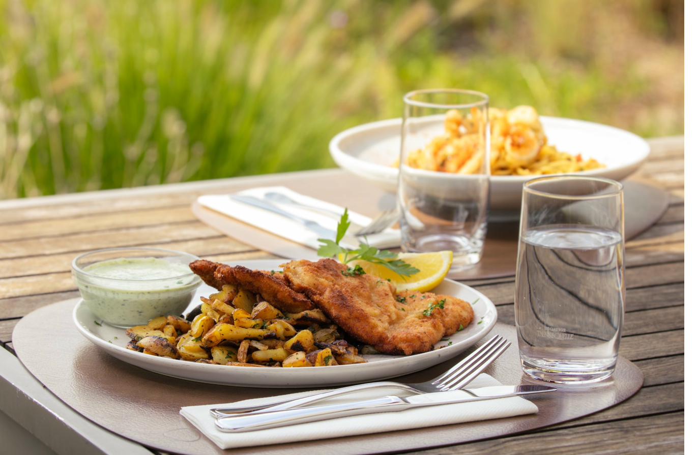Frankfurter Schnitzel mit Bratkartoffeln und Grüner Soße auf der Terrasse am Golfplatz
