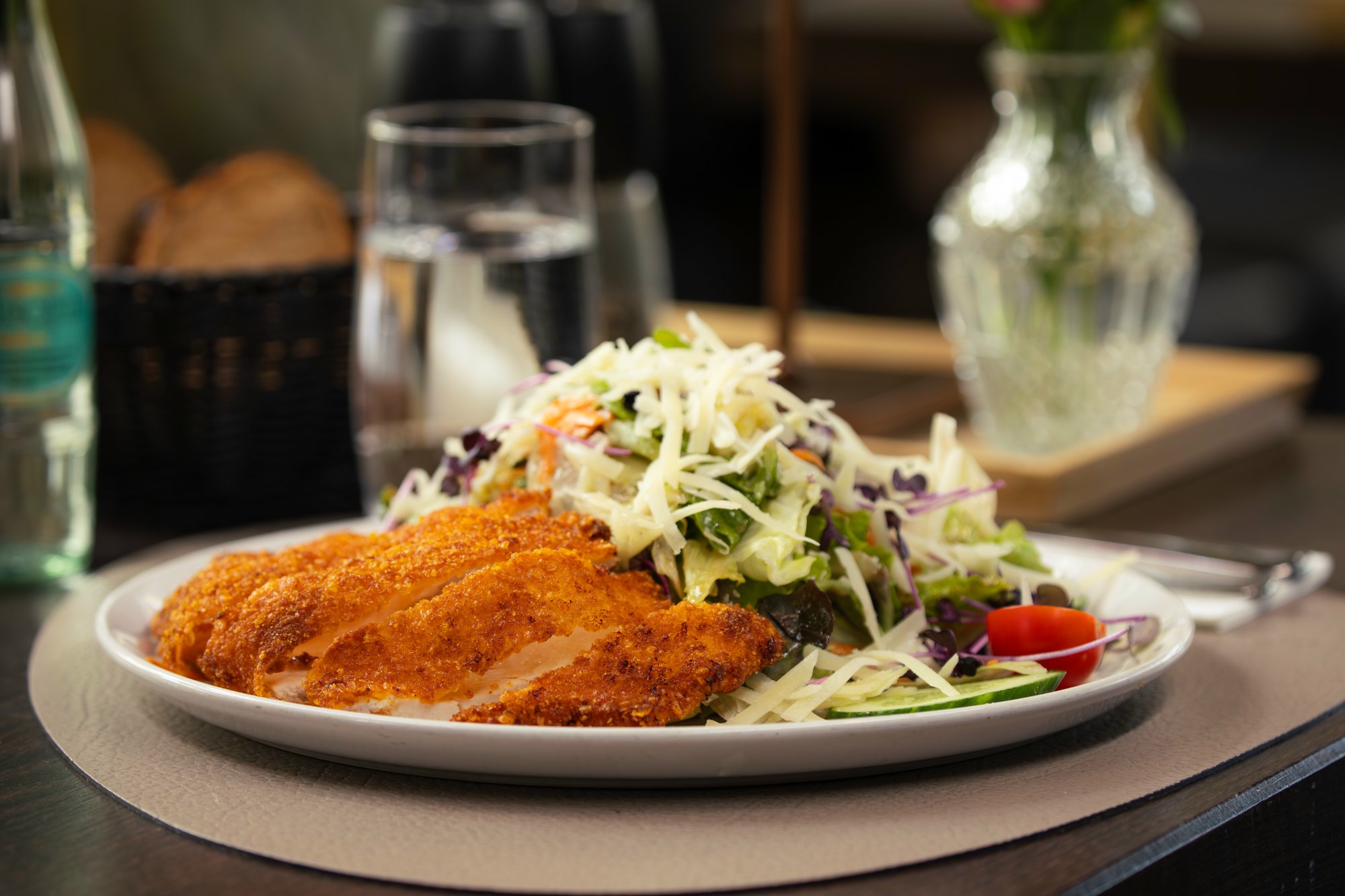 Schnitzel mit Salat im Passions Restaurant Bad Homburg – mediterrane und deutsche Küche