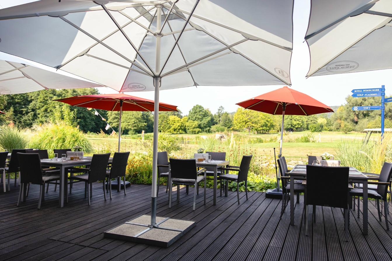 Passions Restaurant Bad Homburg – Sonnenterrasse mit Panoramablick über den Golfplatz und die Taunus-Berge